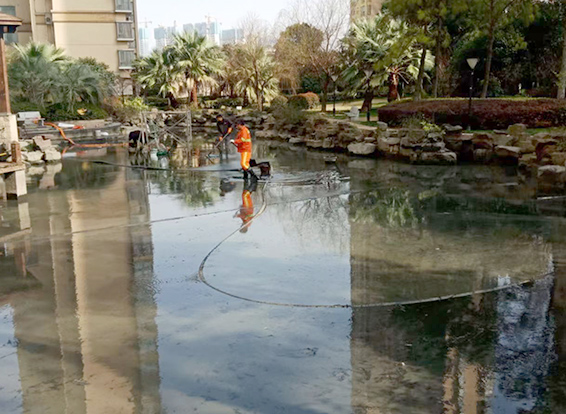 南区街道景观池淤泥清理