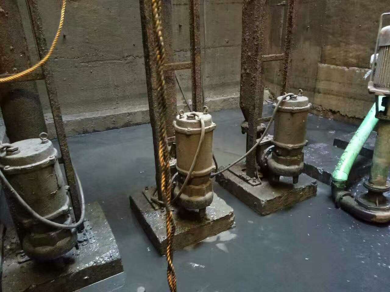 南区街道污水池清理