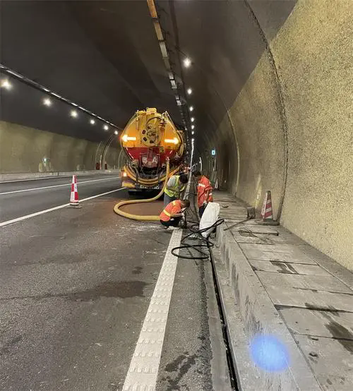 南区街道隧道排水渠清淤